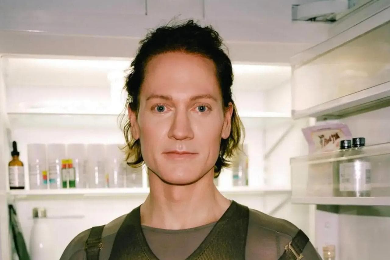 Voici la spectaculaire transformation du multimillionnaire qui investit des millions pour ne jamais vieillir