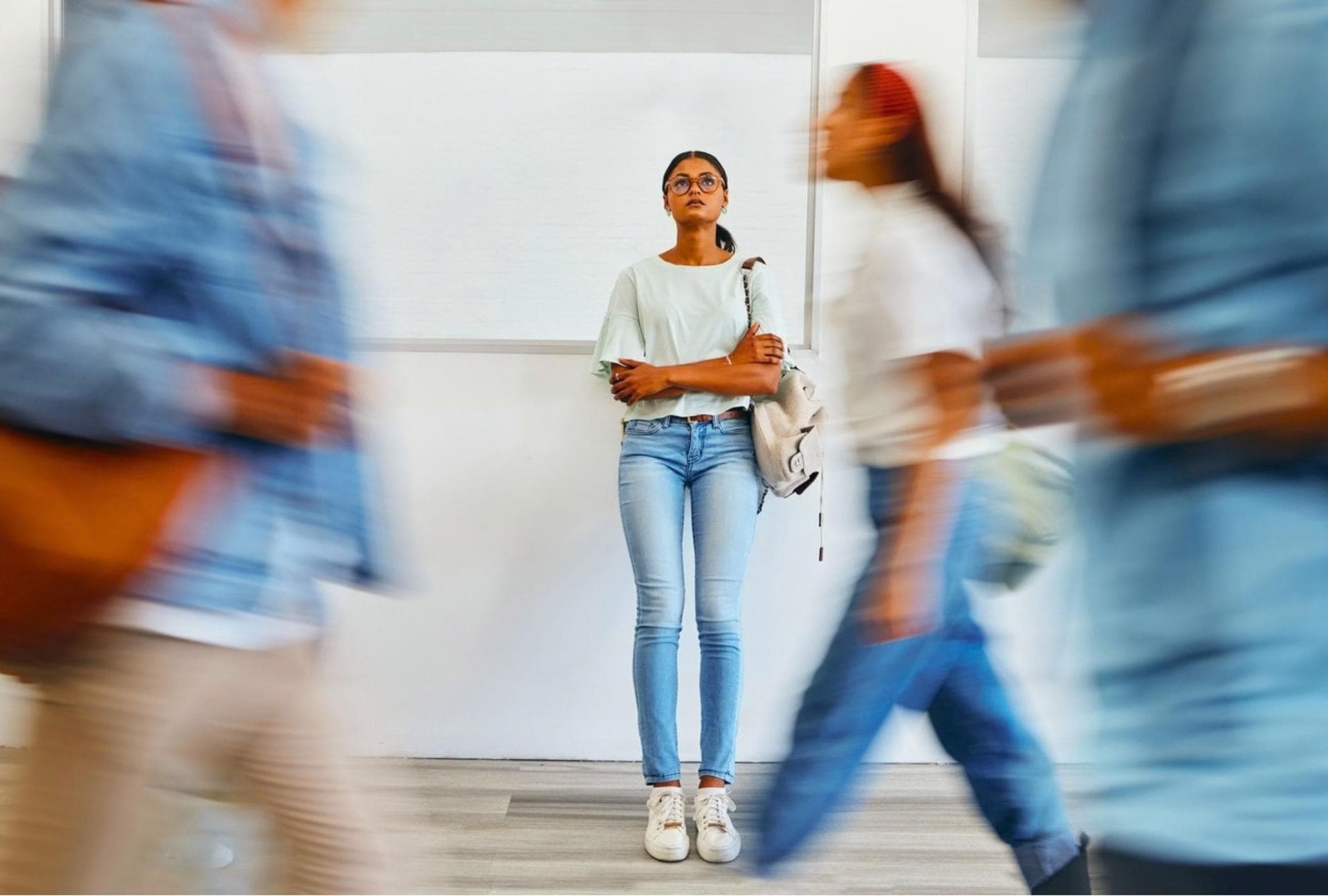 Être entouré toute la journée et se sentir seul : pourquoi la solitude n'a presque rien à voir avec le nombre de gens autour de vous