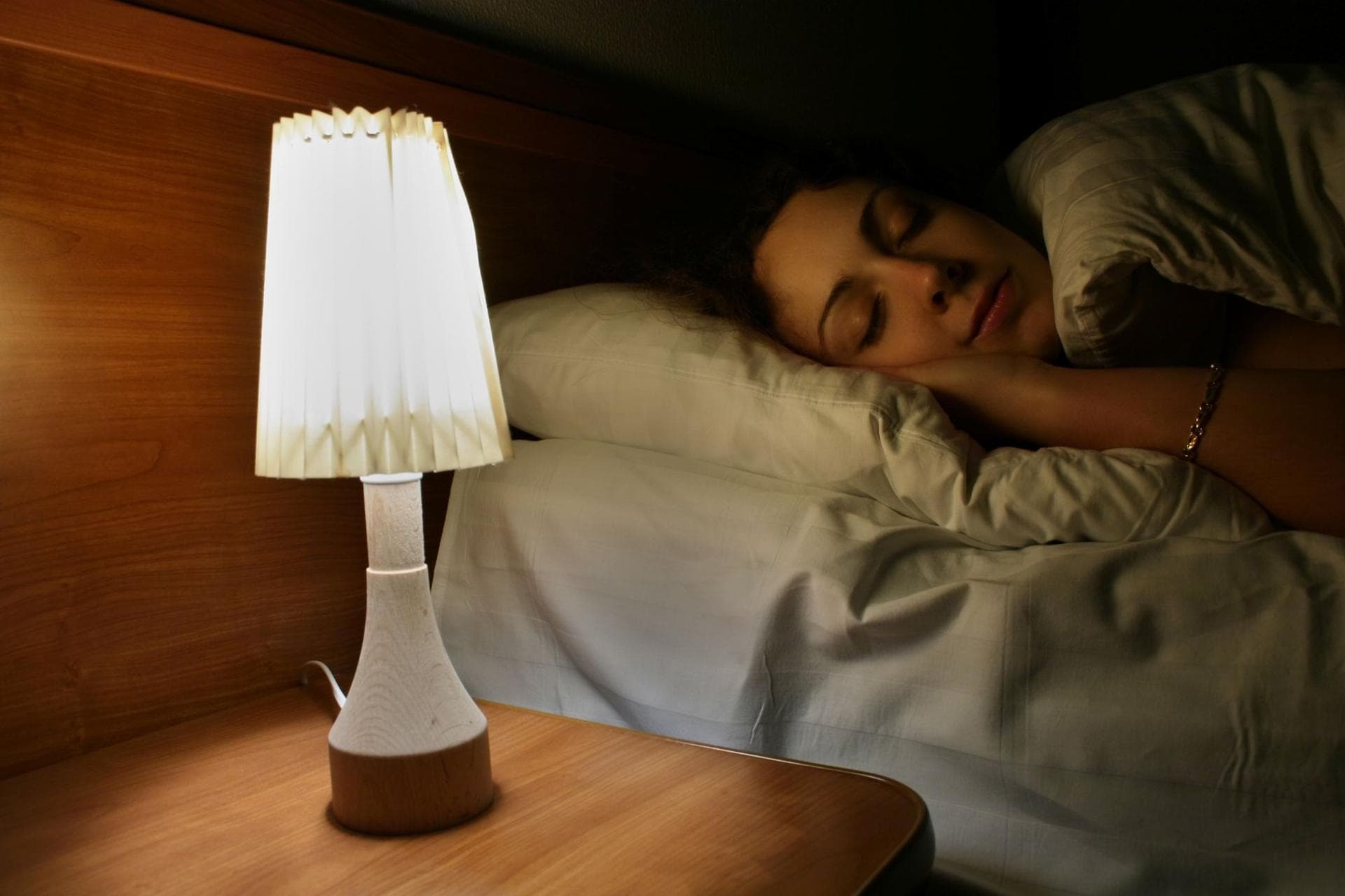 Dormir avec de la lumière : ce que les chercheurs ont observé dans le cœur de 11 000 personnes