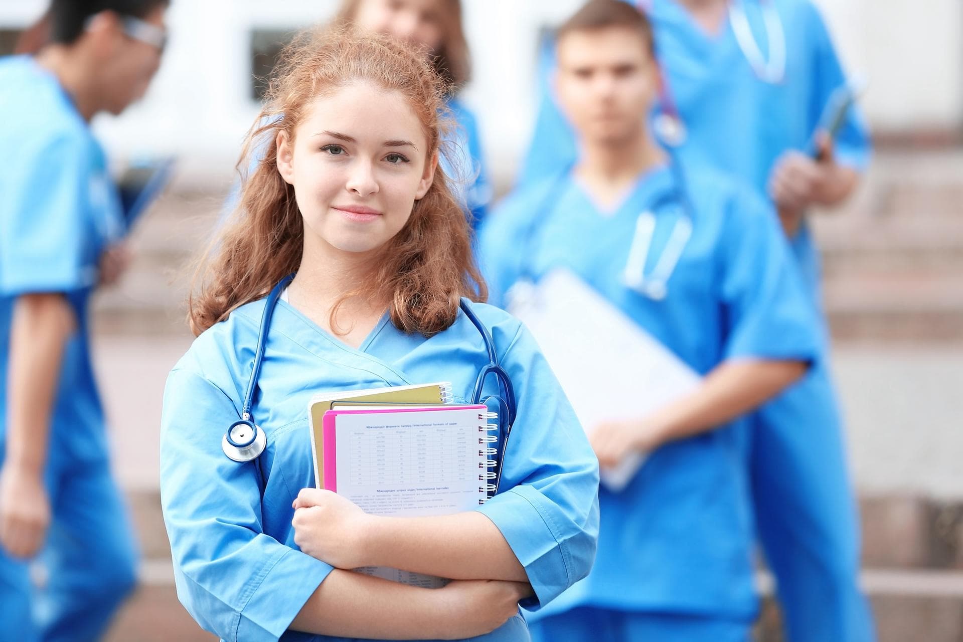 Canicules, vieillissement, déserts médicaux : pourquoi la formation des soignants est le vrai enjeu