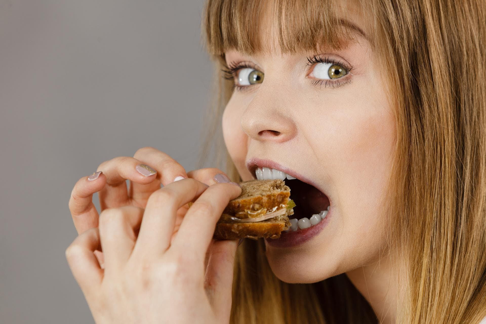 Voici ce qui se passe quand vous mâchez vraiment vos aliments, et c’est assez surprenant