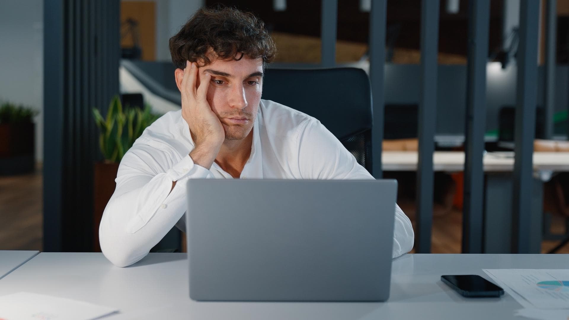 Ces 5 comportements au bureau peuvent signaler une dépression sans qu’on s’en rende compte