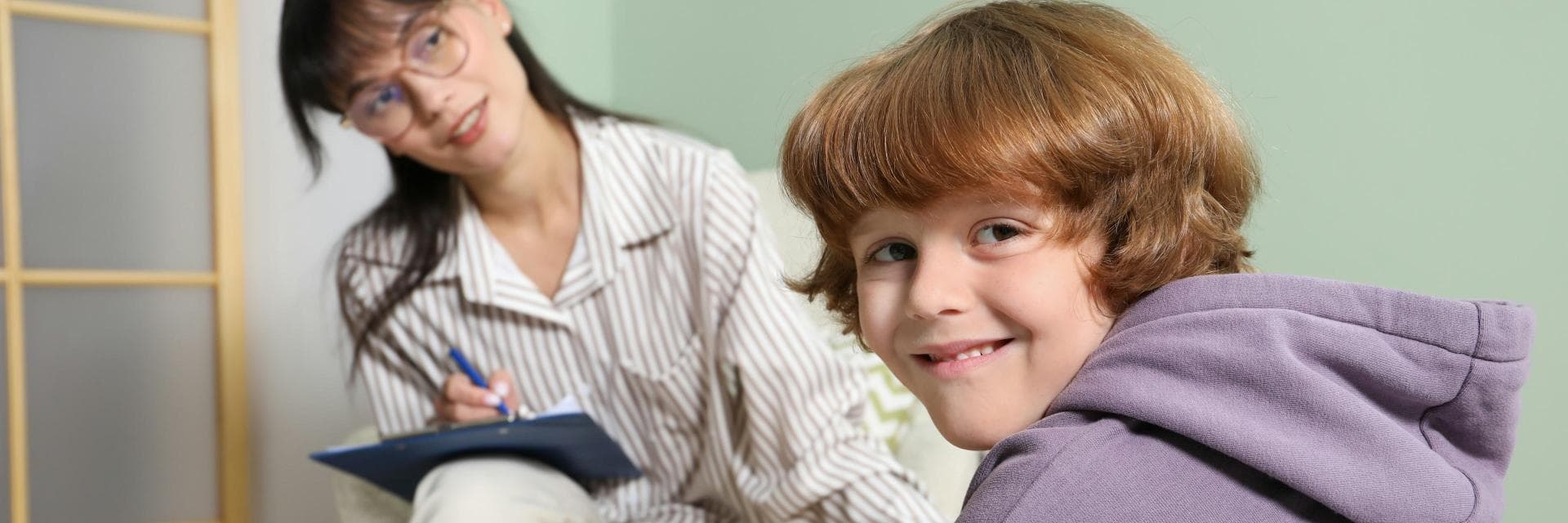 Autisme : une stimulation magnétique du cerveau sur cinq jours pourrait améliorer la communication des enfants, selon une étude