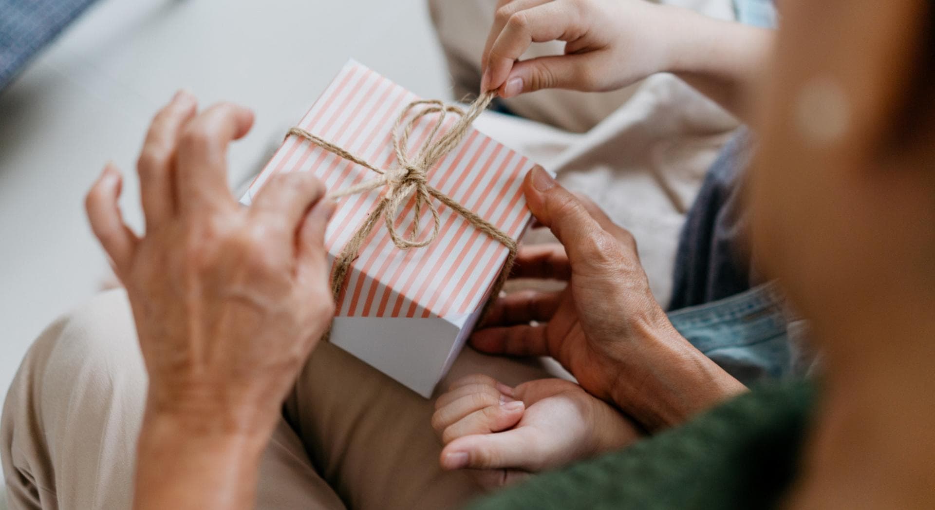 Quand un grand-parent vous tend un vieil objet, il vous transmet bien plus que ça