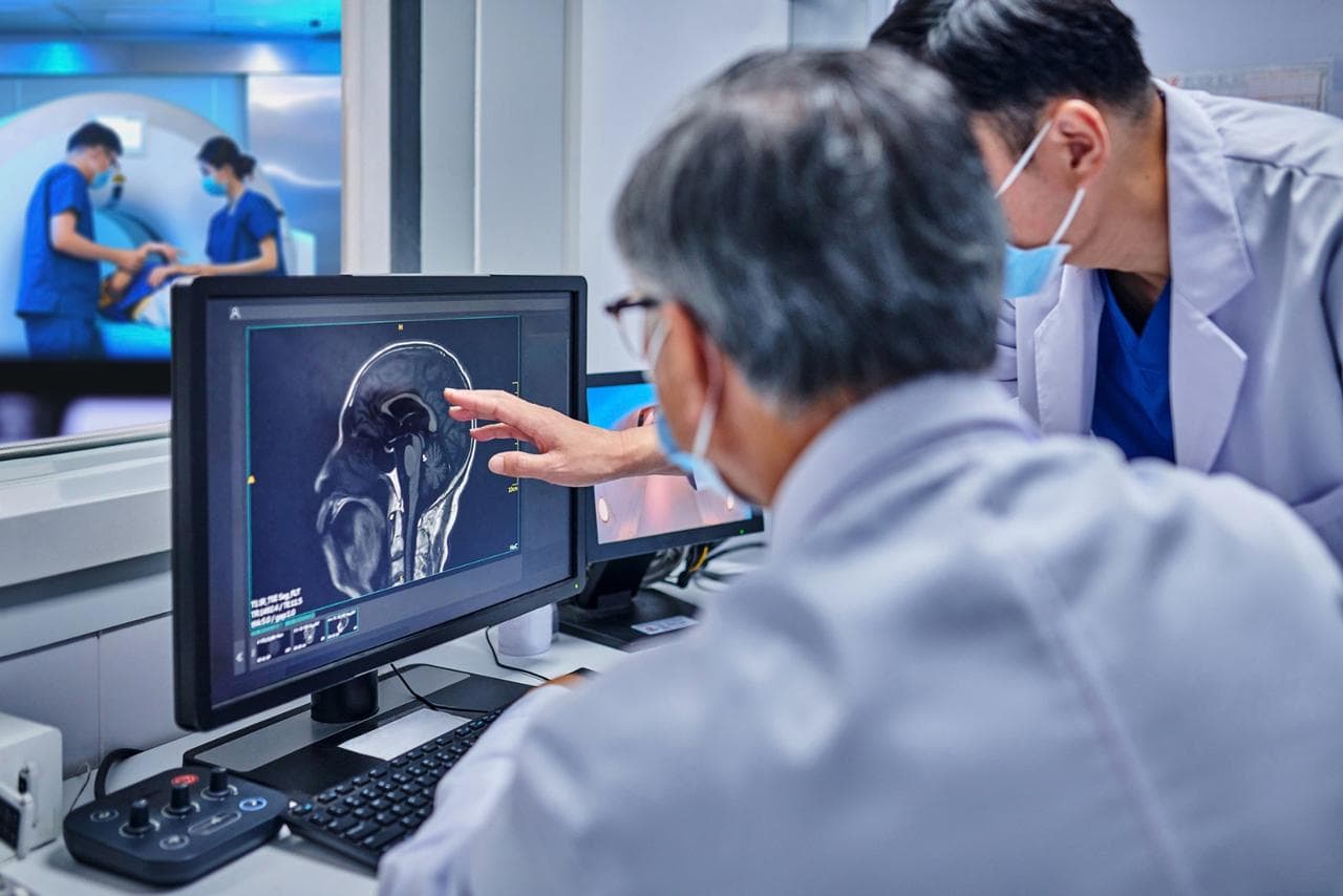 Alzheimer : bien avant les pertes de mémoire, ce signal discret dans votre bouche pourrait être le tout premier symptôme