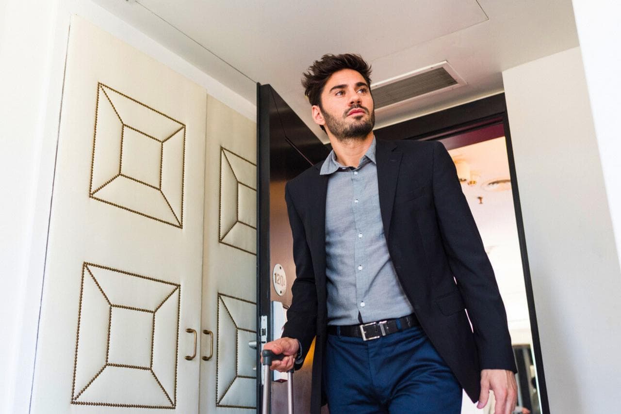 Pourquoi on oublie en passant une porte : l’étrange réflexe du cerveau