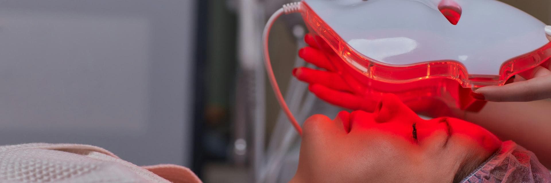 Masques à lumière rouge : la promesse beauté qui affole TikTok résiste-t-elle vraiment à la science ?