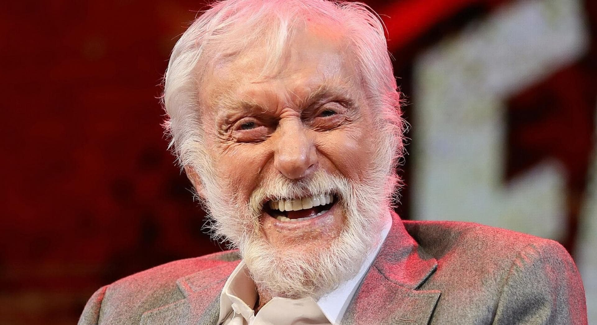 Longévité : l'habitude qui expliquerait la forme exceptionnelle de l'acteur Dick Van Dyke à plus de 90 ans